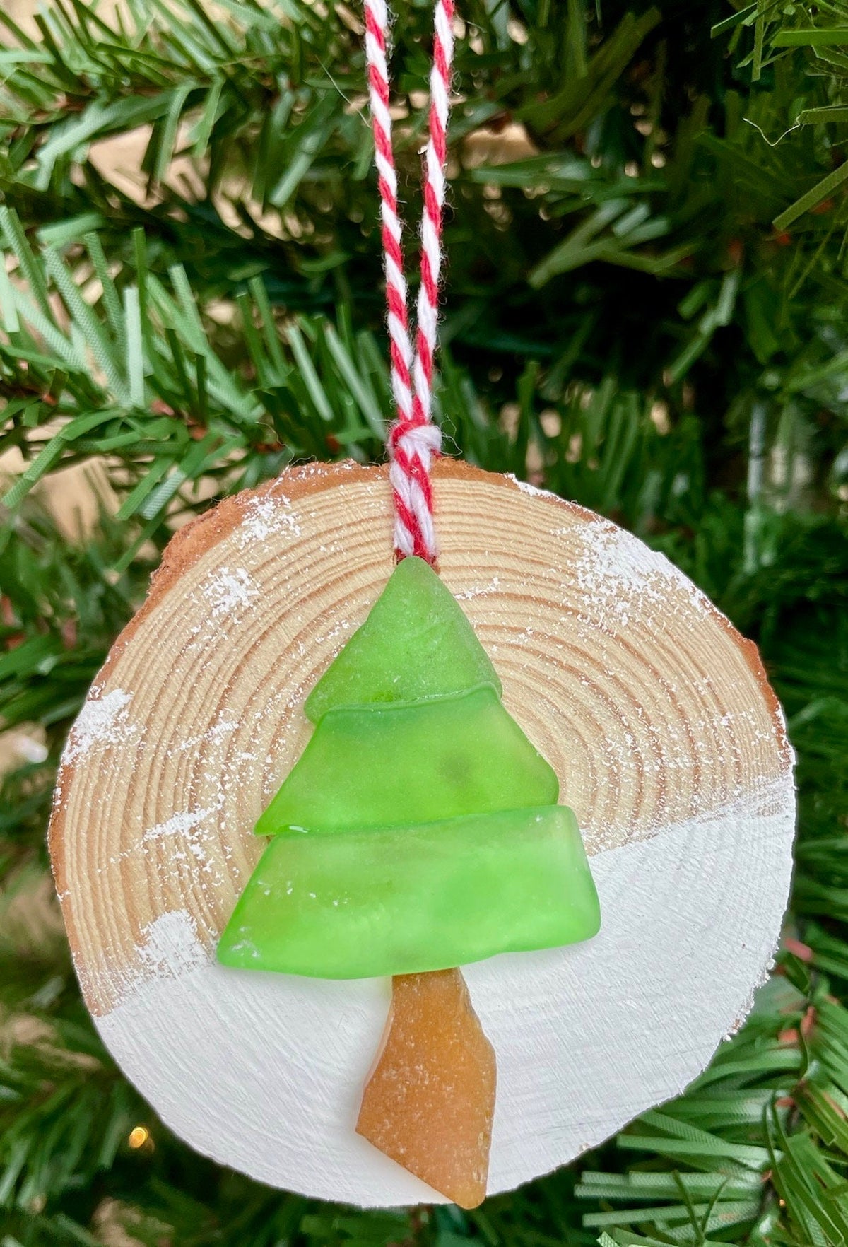 Sea Glass Tree Ornament on Wood Slice – Handmade Coastal Christmas Decor – Natural Driftwood Holiday Gift – Beach-Inspired Keepsake