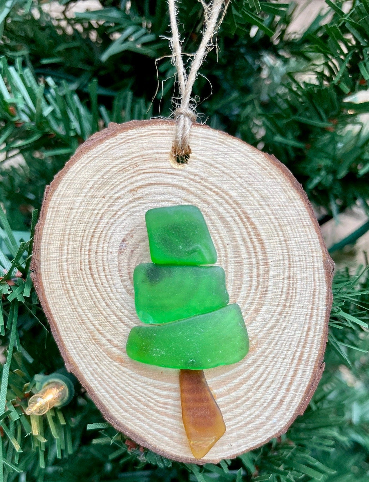 Sea Glass Tree Ornament on Wood Slice – Handmade Coastal Christmas Decor – Natural Driftwood Holiday Gift – Beach-Inspired Keepsake