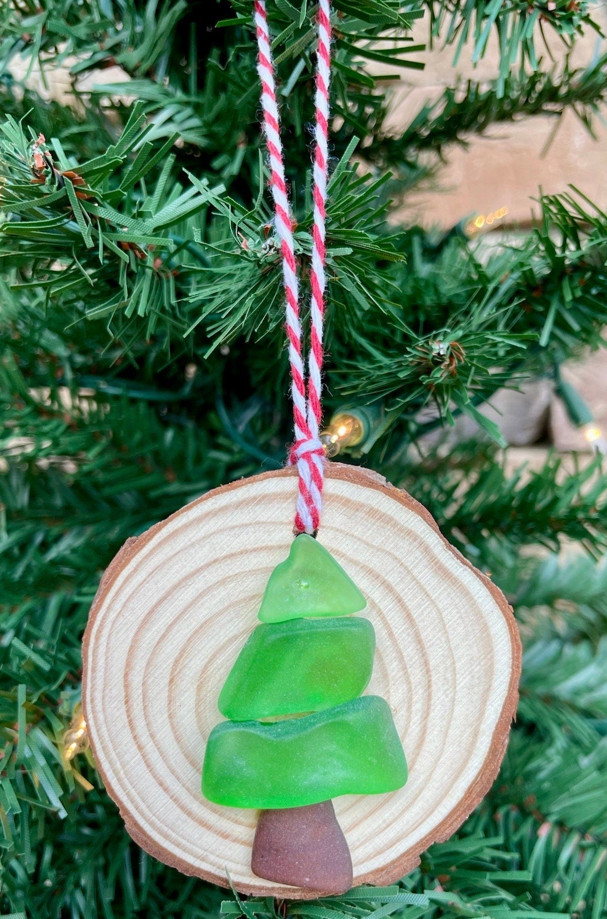 Sea Glass Tree Ornament on Wood Slice – Handmade Coastal Christmas Decor – Natural Driftwood Holiday Gift – Beach-Inspired Keepsake