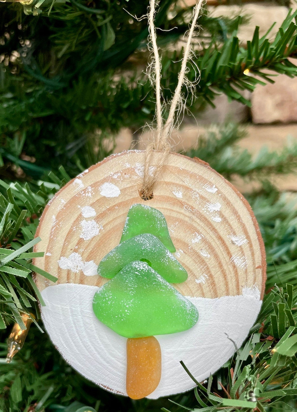 Sea Glass Tree Ornament on Wood Slice – Handmade Coastal Christmas Decor – Natural Driftwood Holiday Gift – Beach-Inspired Keepsake