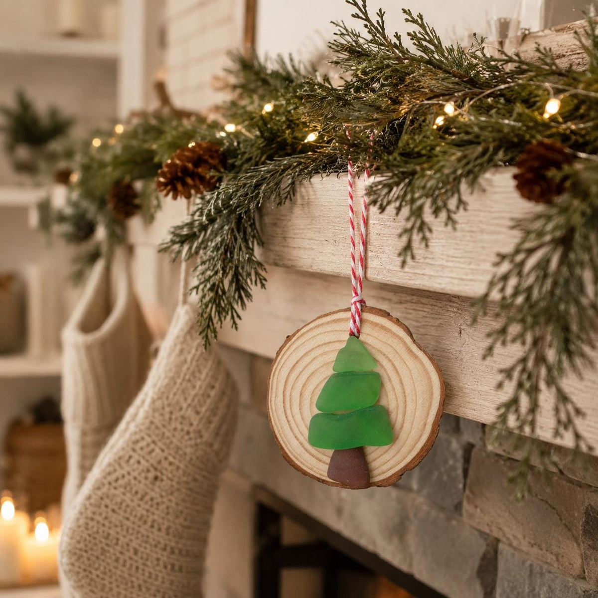 Sea Glass Tree Ornament on Wood Slice – Handmade Coastal Christmas Decor – Natural Driftwood Holiday Gift – Beach-Inspired Keepsake